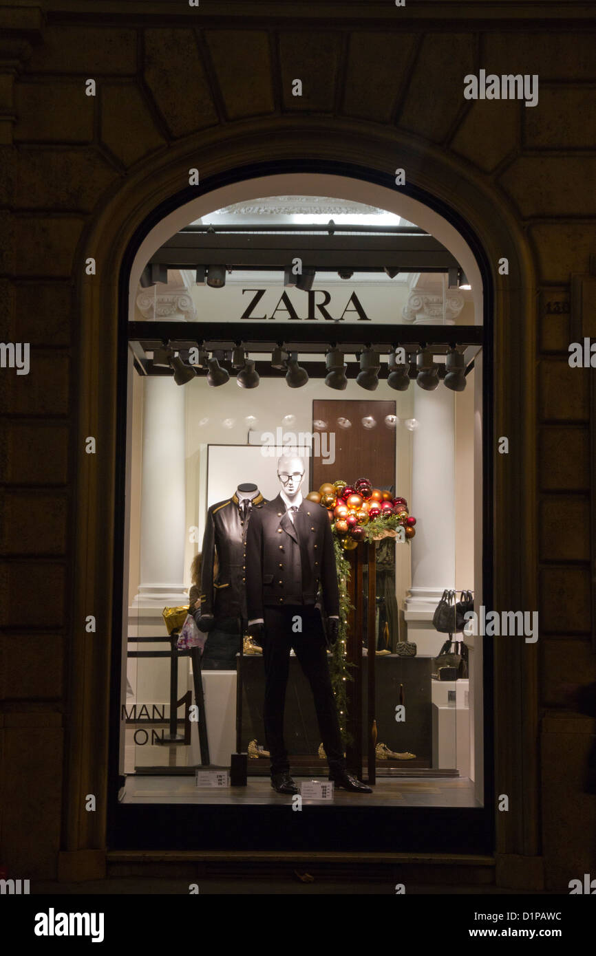 Zara Roma Italia vetrina vetrina di un negozio di via Condotti carrello  Foto stock - Alamy