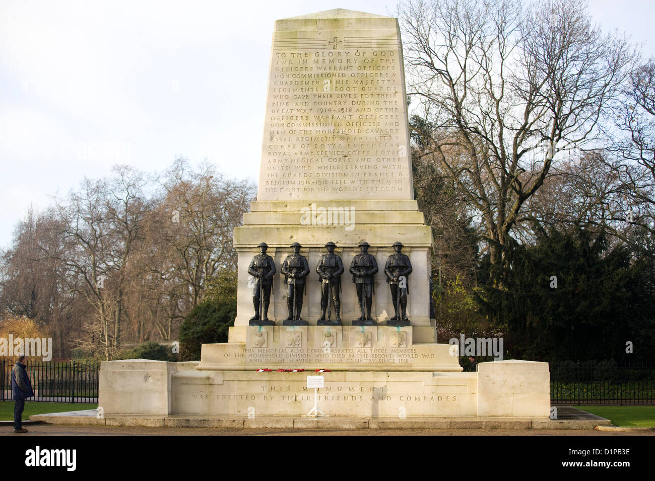 L'uomo si trova solo in silenziosa preghiera presso le guardie Memorial in Horse Guards Londra Inghilterra Foto Stock