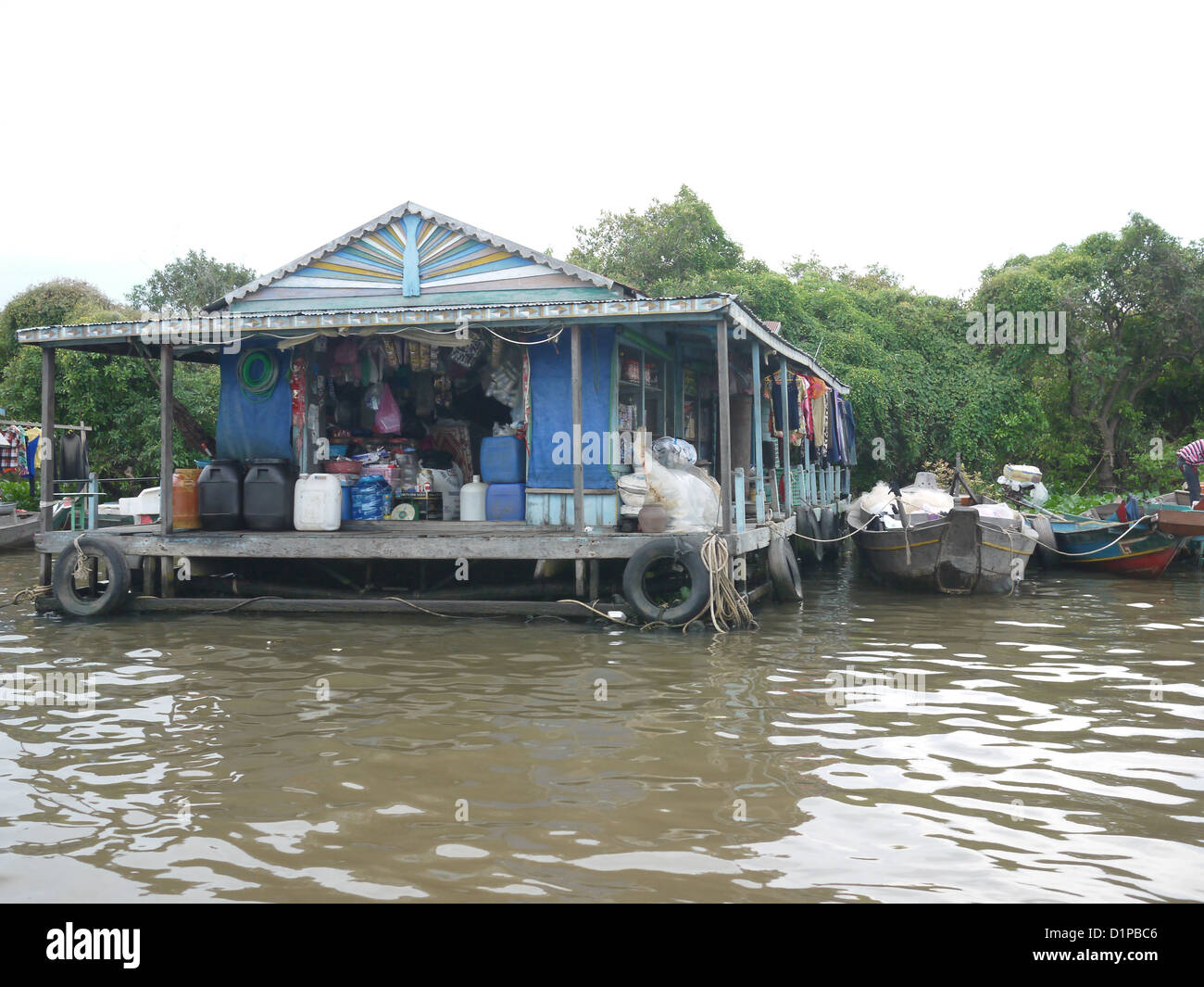 Casa galleggiante sul lago rurale povero stato Cambogia Foto Stock