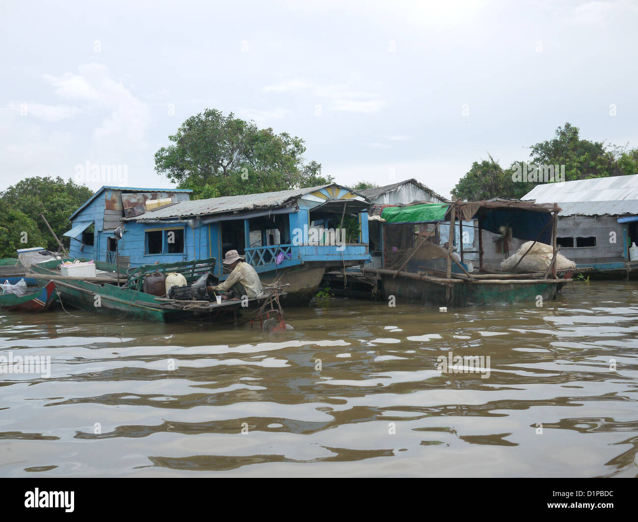 Asia poveri che vivono condizioni case lago Foto Stock