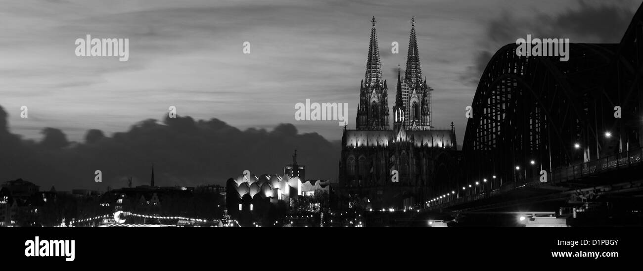 Il paesaggio della città di Colonia di notte con la cattedrale di Colonia e il ponte di Hohenzollern, il fiume Reno, Nord Reno-Westfalia, Germania Foto Stock