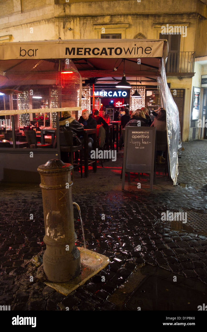 Roma cafe bar di notte invernale a Piazza Campo de Fiori Italia Foto Stock