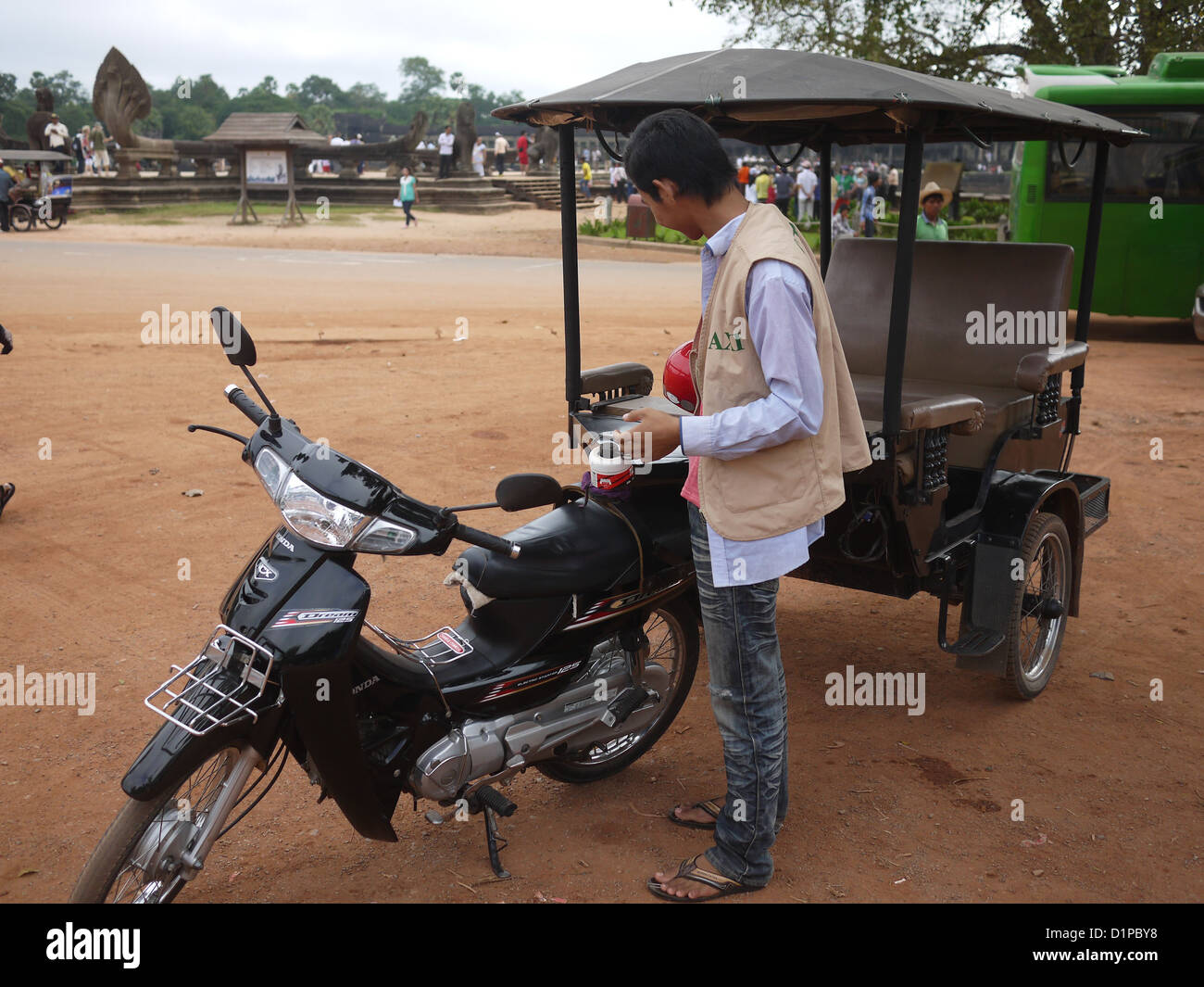 Driver maschio scooter Angkor Wat Cambogia Foto Stock
