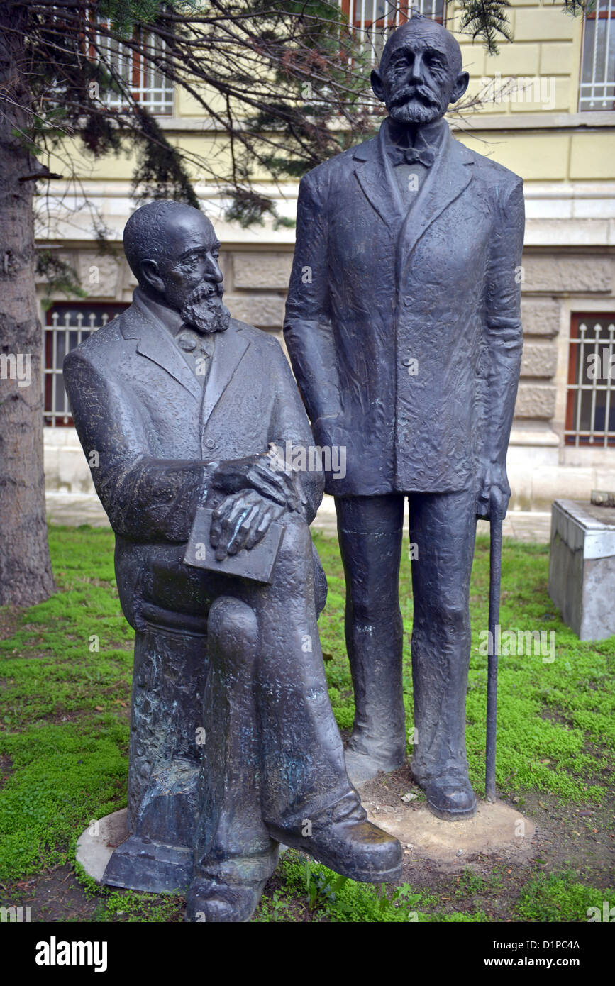 Statua di Herman e Karel Skorpil al di fuori del Varna Museo Archeologico di Varna, Bulgaria. Foto Stock