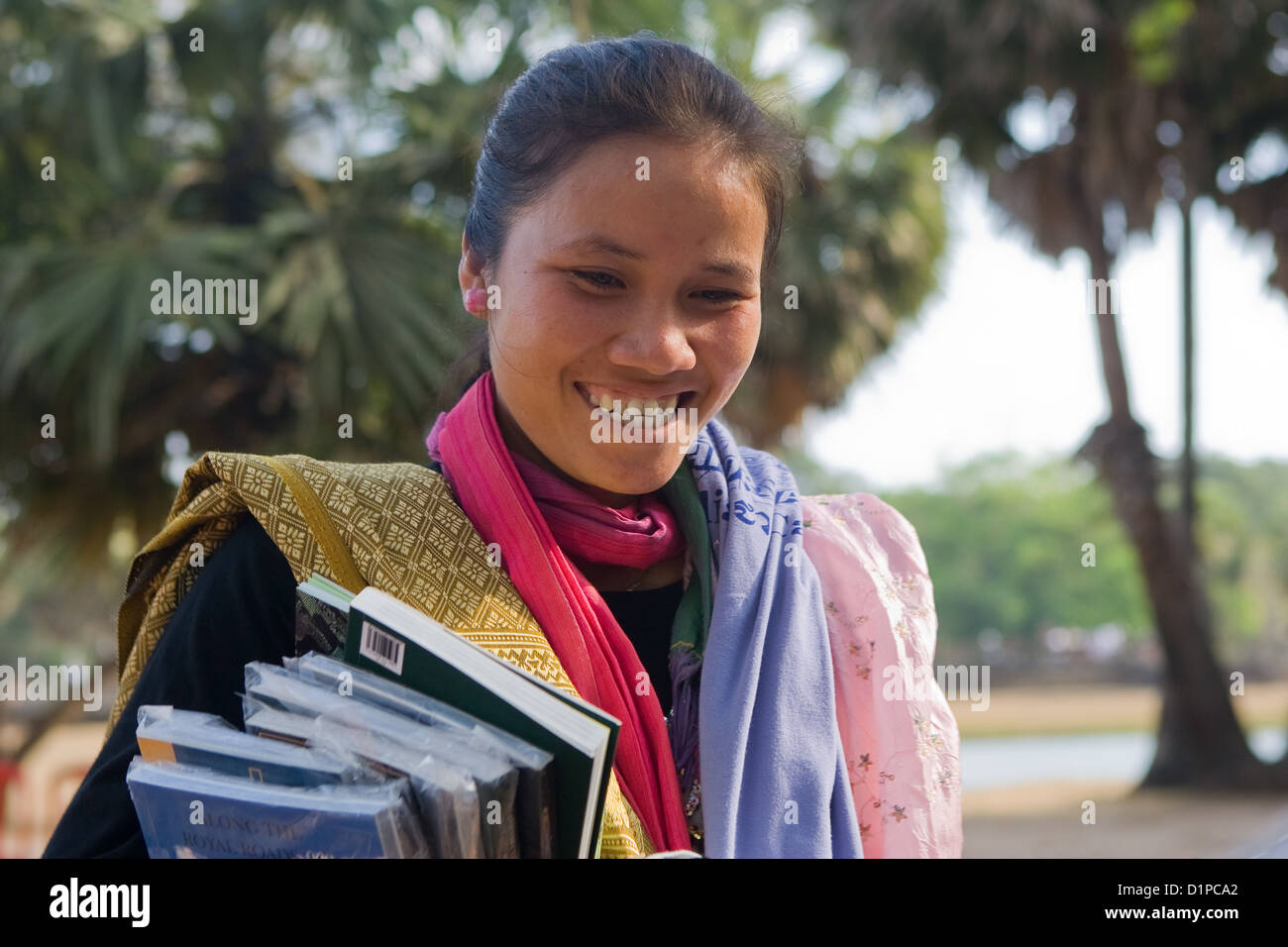 Ragazza sorridente a Angkor Wat, Cambogia Foto Stock