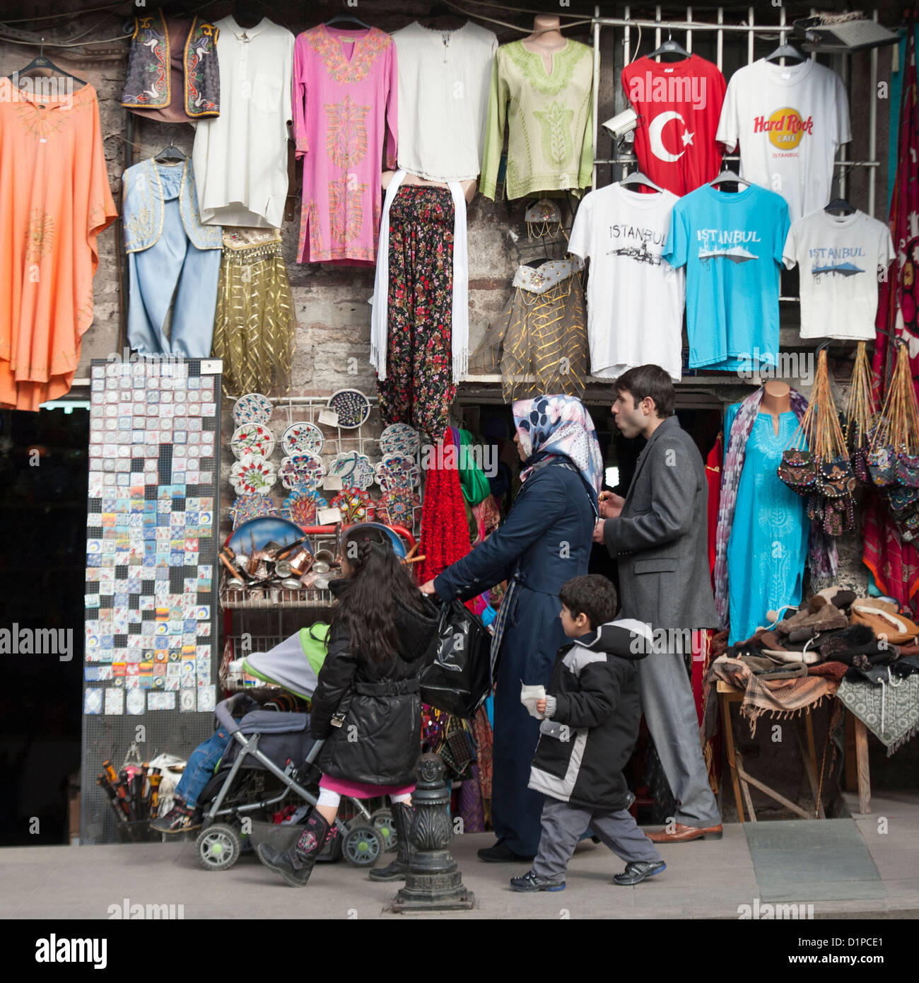 Famiglia shopping in un mercato in stallo, Istanbul, Turchia Foto Stock