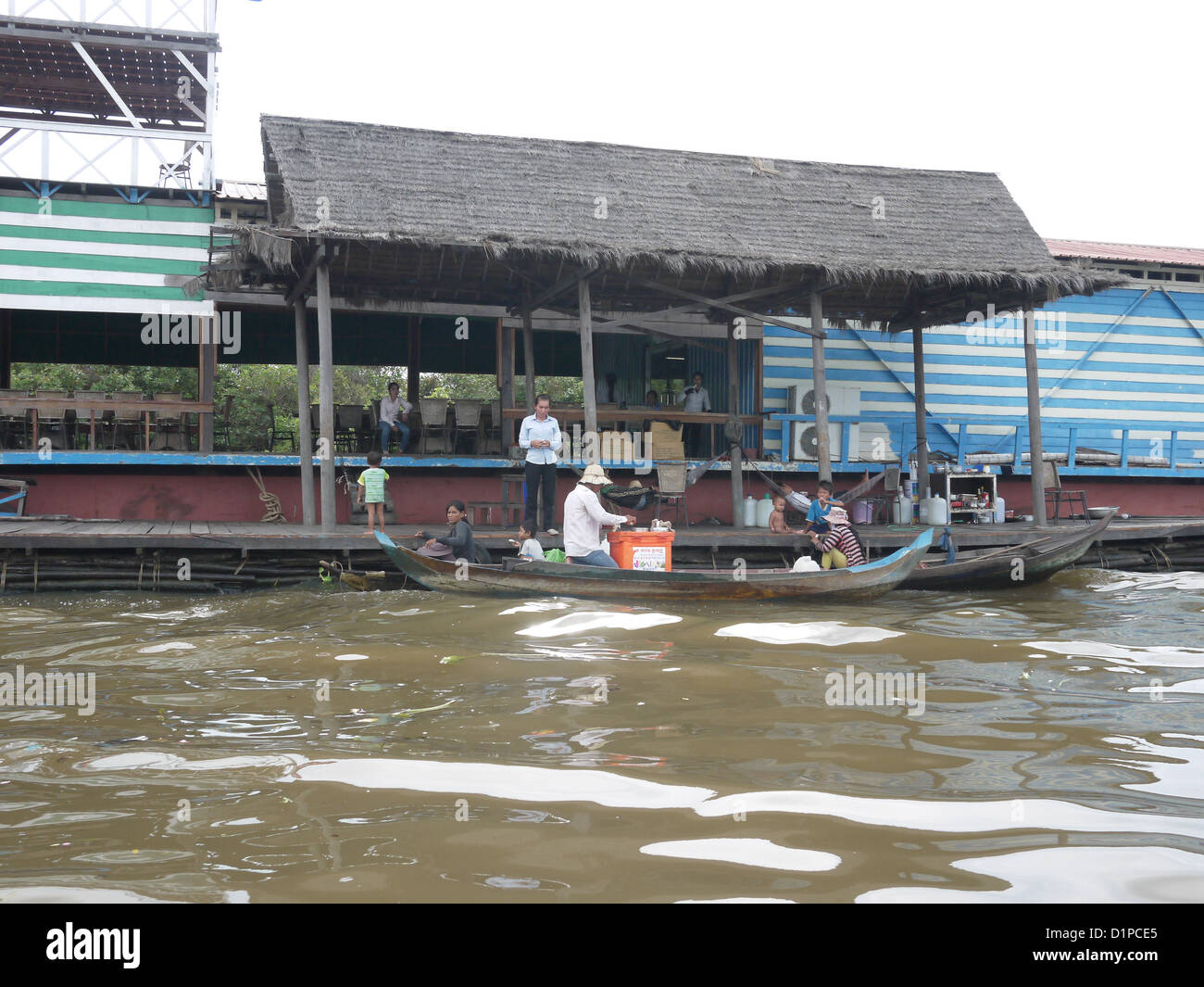 Piccola imbarcazione in legno pontile galleggiante Asia Foto Stock