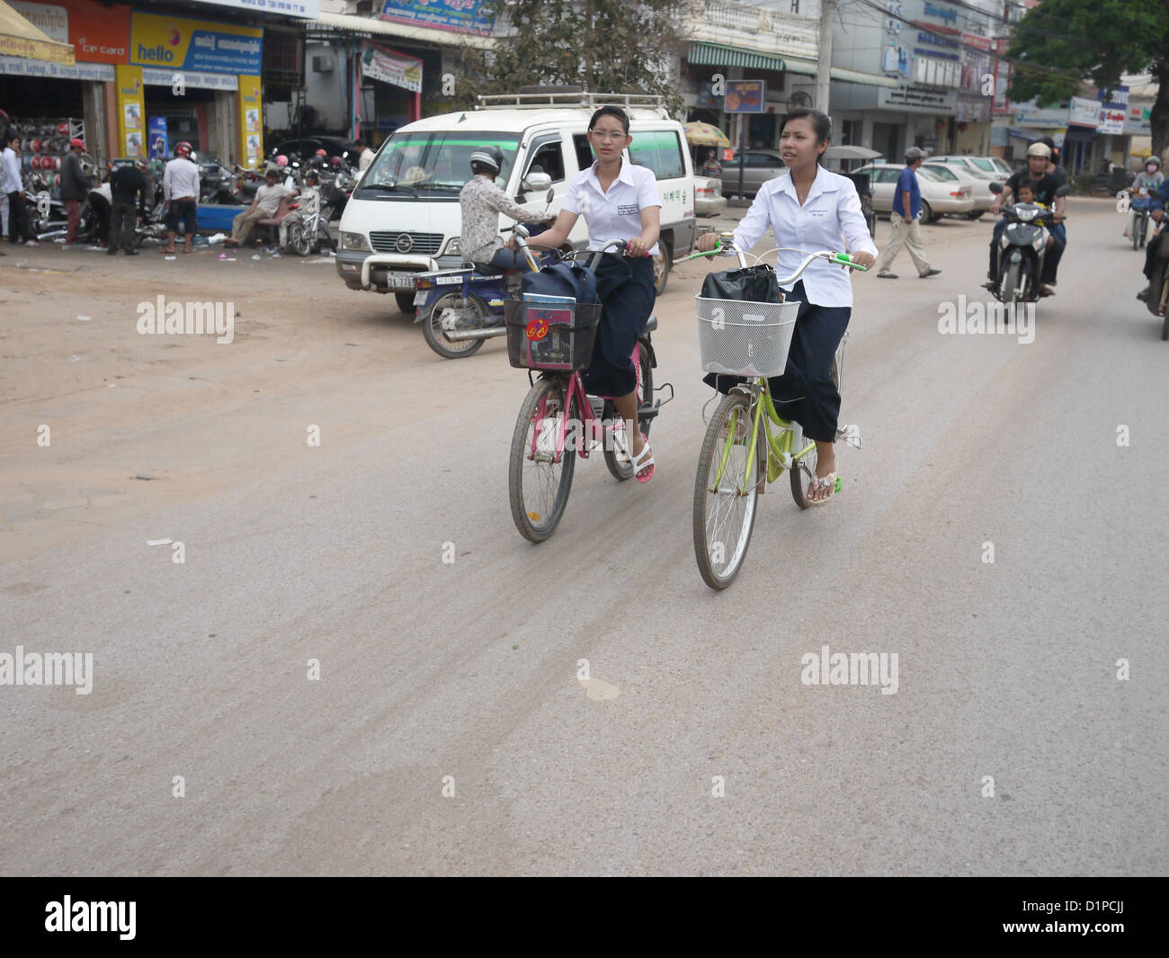 Donne cambogiane equitazione bicicletta Ciclismo Mountain Bike Foto Stock
