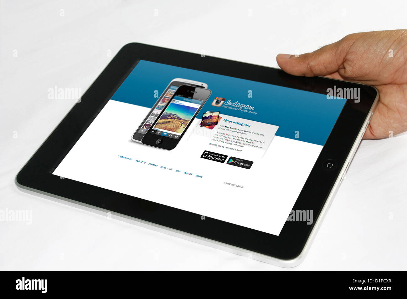 Una persona che utilizza l'iPad di Apple computer tablet Foto Stock