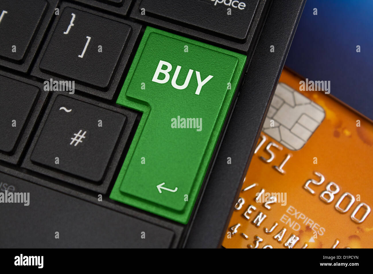 Acquista il tasto Invio su un laptop moderno tastiera qwerty con bank smart card al di sotto per rappresentare lo shopping online Foto Stock