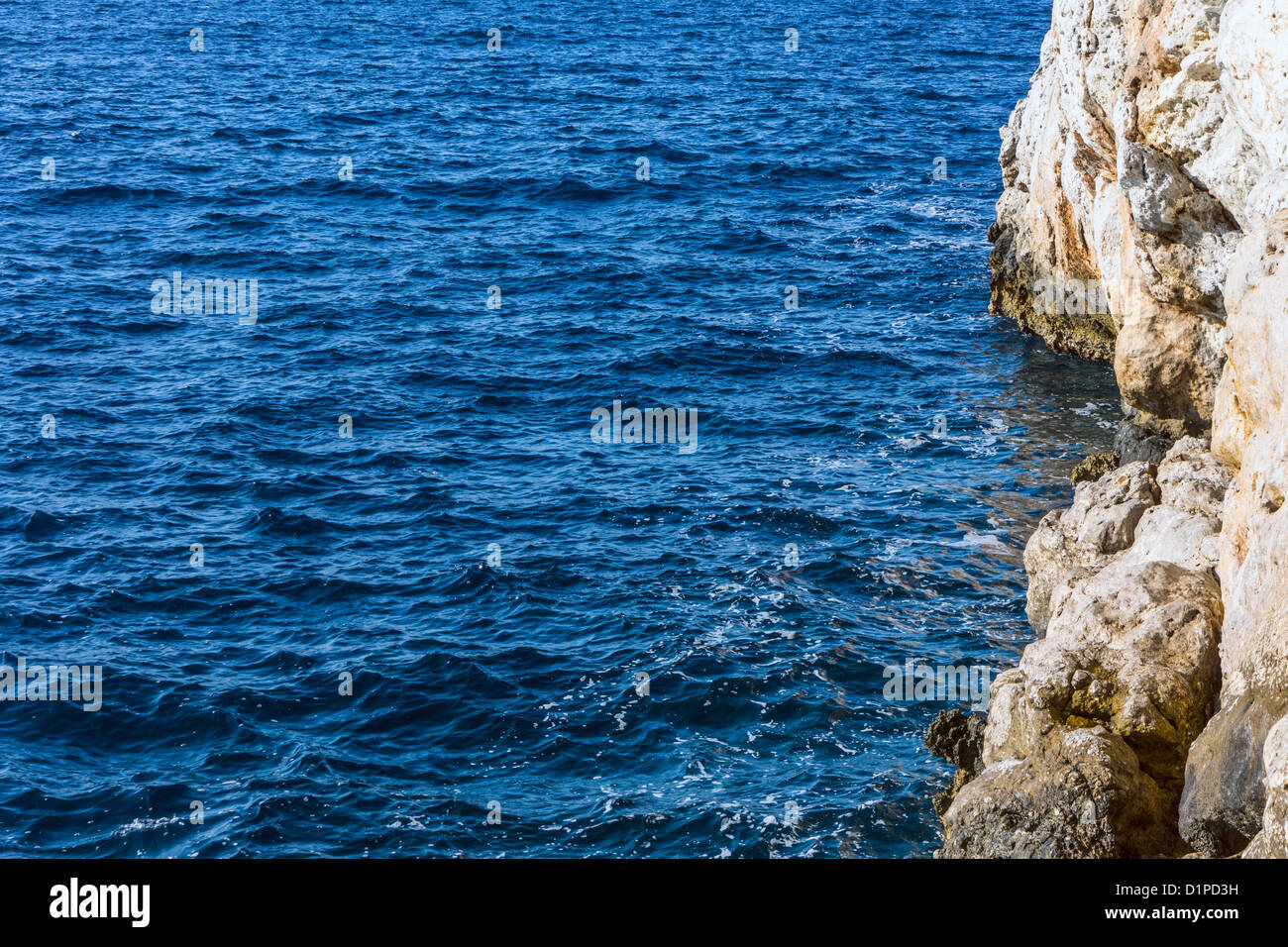 Onde instabili e rocce calcaree, mare blu mare Egeo, Kalymnos, Grecia Foto Stock