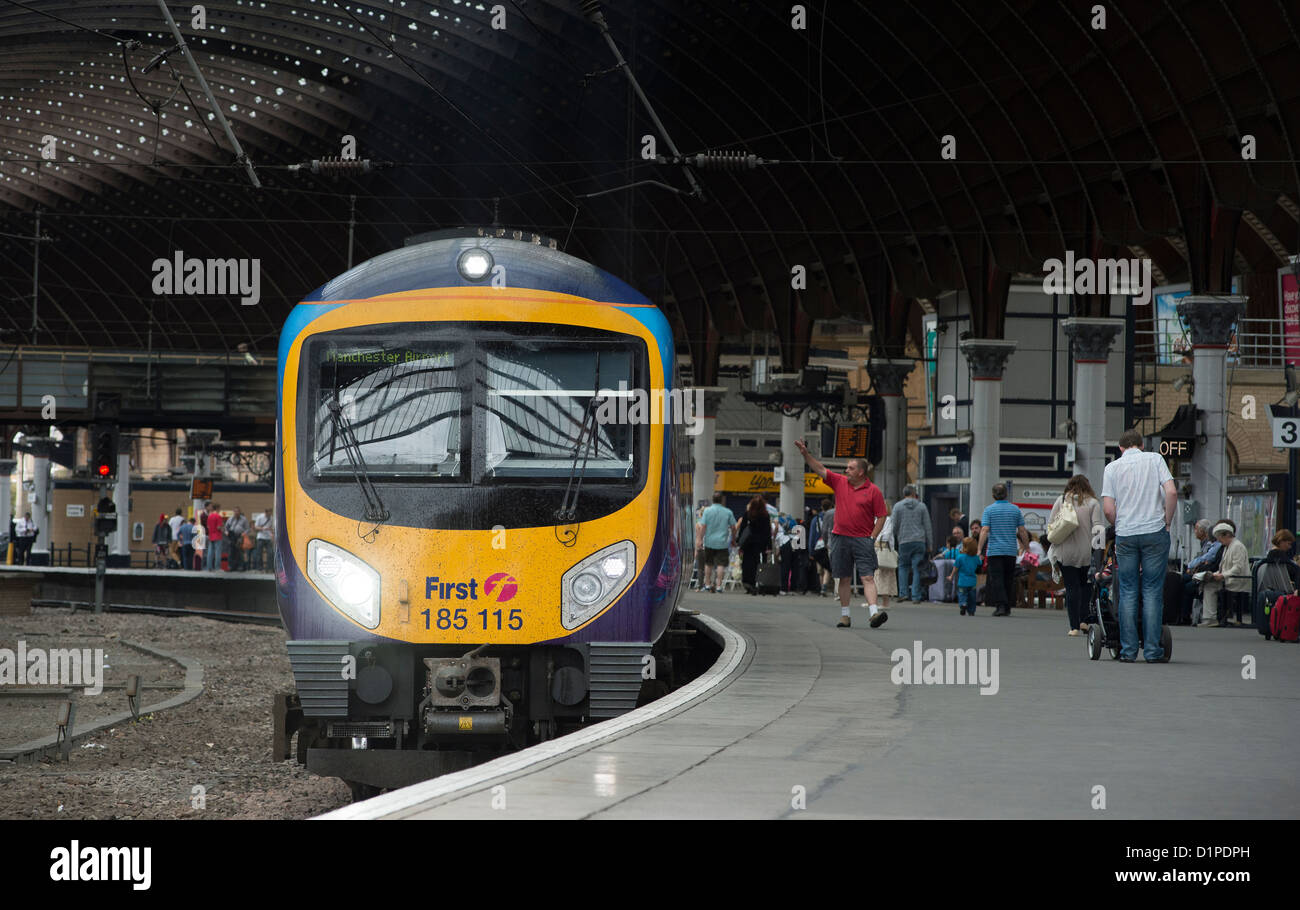 Primo TransPennine treno Express presso la stazione ferroviaria di York. Foto Stock