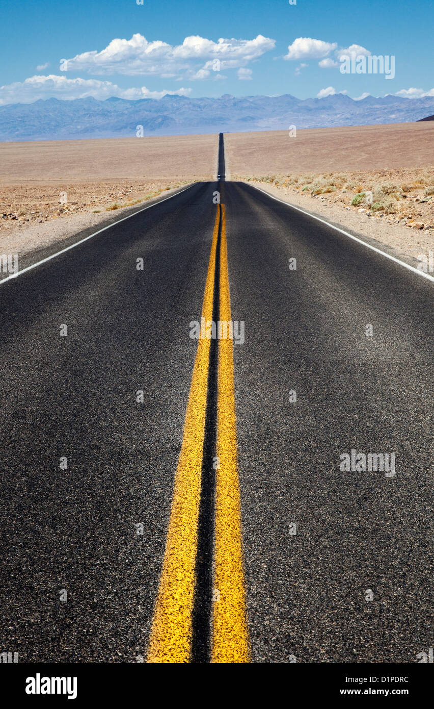 Infinite Road nella Death Valley, Stati Uniti d'America Foto Stock