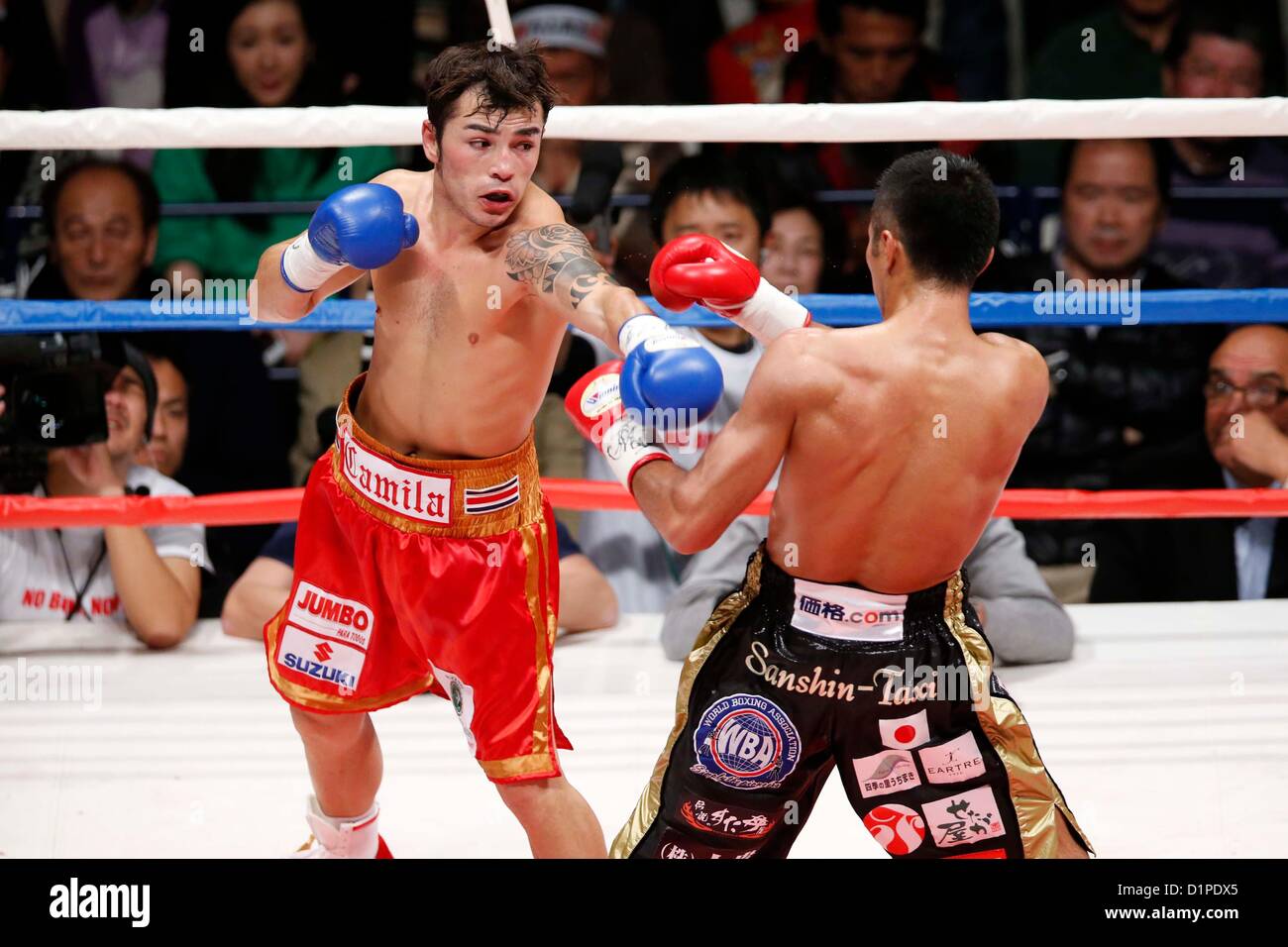 (L a R) Bryan Vasquez (CRI), Takashi Uchiyama (JPN), 31 Dicembre 2012 - Pugilato : WBA Super peso piuma titolo bout in generale Ota-City palestra, Tokyo, Giappone. (Foto di AFLO SPORT) [1156] Foto Stock