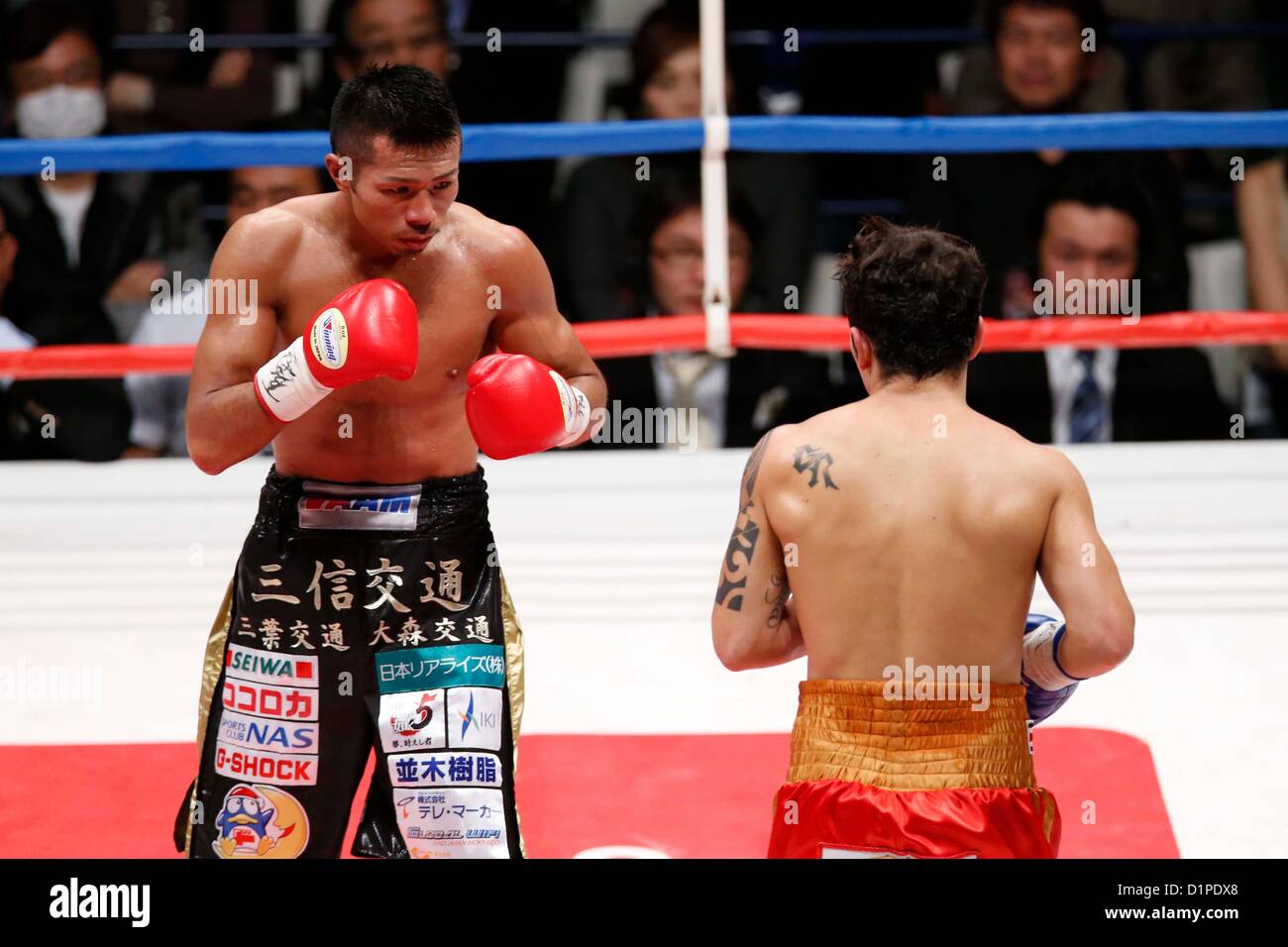 (L a R) Takashi Uchiyama (JPN), Bryan Vasquez (CRI), 31 Dicembre 2012 - Pugilato : WBA Super peso piuma titolo bout in generale Ota-City palestra, Tokyo, Giappone. (Foto di AFLO SPORT) [1156] Foto Stock