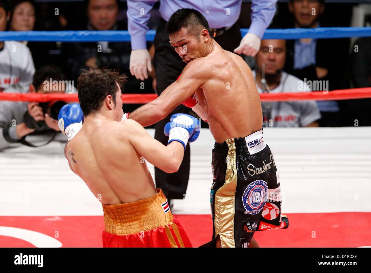 (L a R) Bryan Vasquez (CRI), Takashi Uchiyama (JPN), 31 Dicembre 2012 - Pugilato : WBA Super peso piuma titolo bout in generale Ota-City palestra, Tokyo, Giappone. (Foto di AFLO SPORT) [1156] Foto Stock