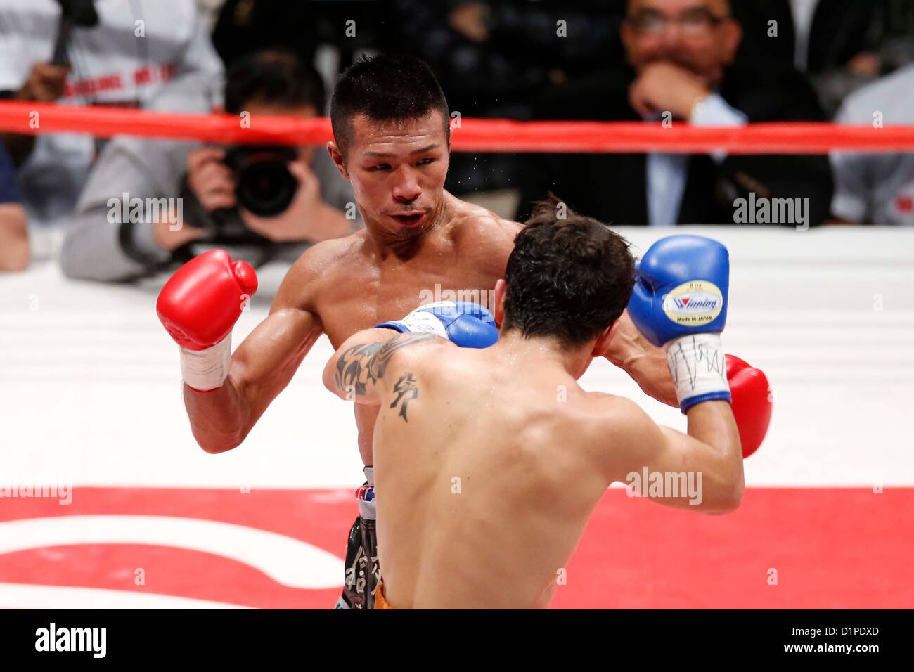 (L a R) Takashi Uchiyama (JPN), Bryan Vasquez (CRI), 31 Dicembre 2012 - Pugilato : WBA Super peso piuma titolo bout in generale Ota-City palestra, Tokyo, Giappone. (Foto di AFLO SPORT) [1156] Foto Stock