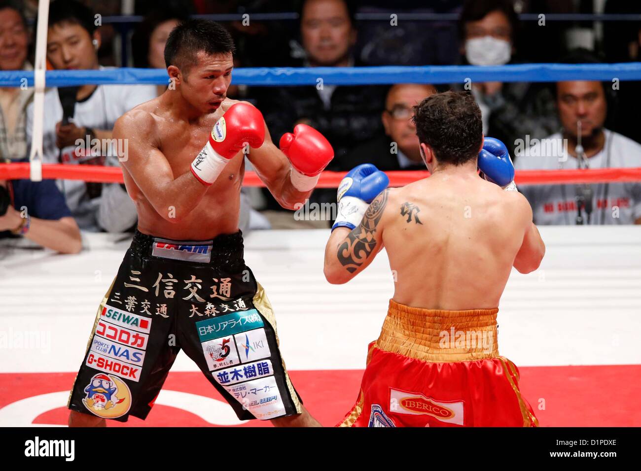 (L a R) Takashi Uchiyama (JPN), Bryan Vasquez (CRI), 31 Dicembre 2012 - Pugilato : WBA Super peso piuma titolo bout in generale Ota-City palestra, Tokyo, Giappone. (Foto di AFLO SPORT) [1156] Foto Stock