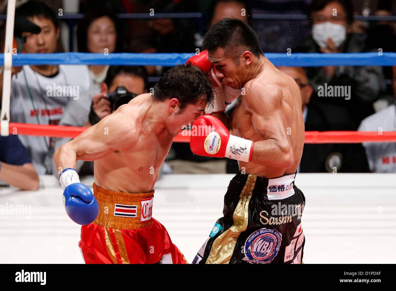 (L a R) Bryan Vasquez (CRI), Takashi Uchiyama (JPN), 31 Dicembre 2012 - Pugilato : WBA Super peso piuma titolo bout in generale Ota-City palestra, Tokyo, Giappone. (Foto di AFLO SPORT) [1156] Foto Stock