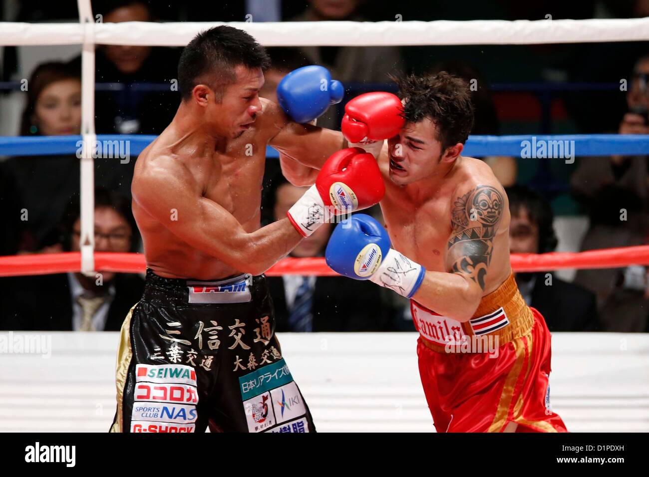 (L a R) Takashi Uchiyama (JPN), Bryan Vasquez (CRI), 31 Dicembre 2012 - Pugilato : WBA Super peso piuma titolo bout in generale Ota-City palestra, Tokyo, Giappone. (Foto di AFLO SPORT) [1156] Foto Stock