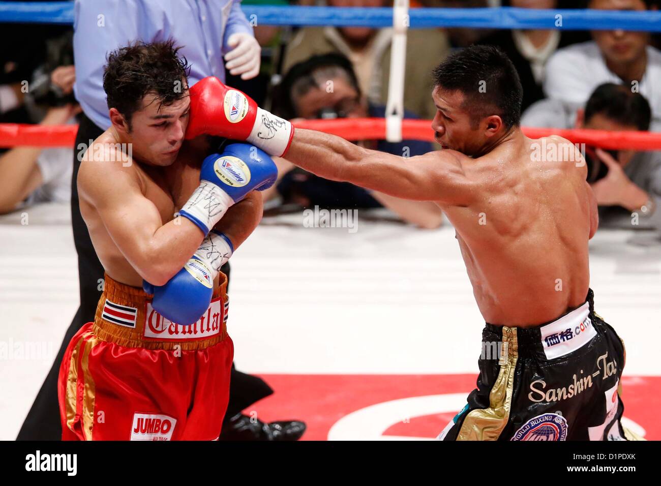 (L a R) Bryan Vasquez (CRI), Takashi Uchiyama (JPN), 31 Dicembre 2012 - Pugilato : WBA Super peso piuma titolo bout in generale Ota-City palestra, Tokyo, Giappone. (Foto di AFLO SPORT) [1156] Foto Stock