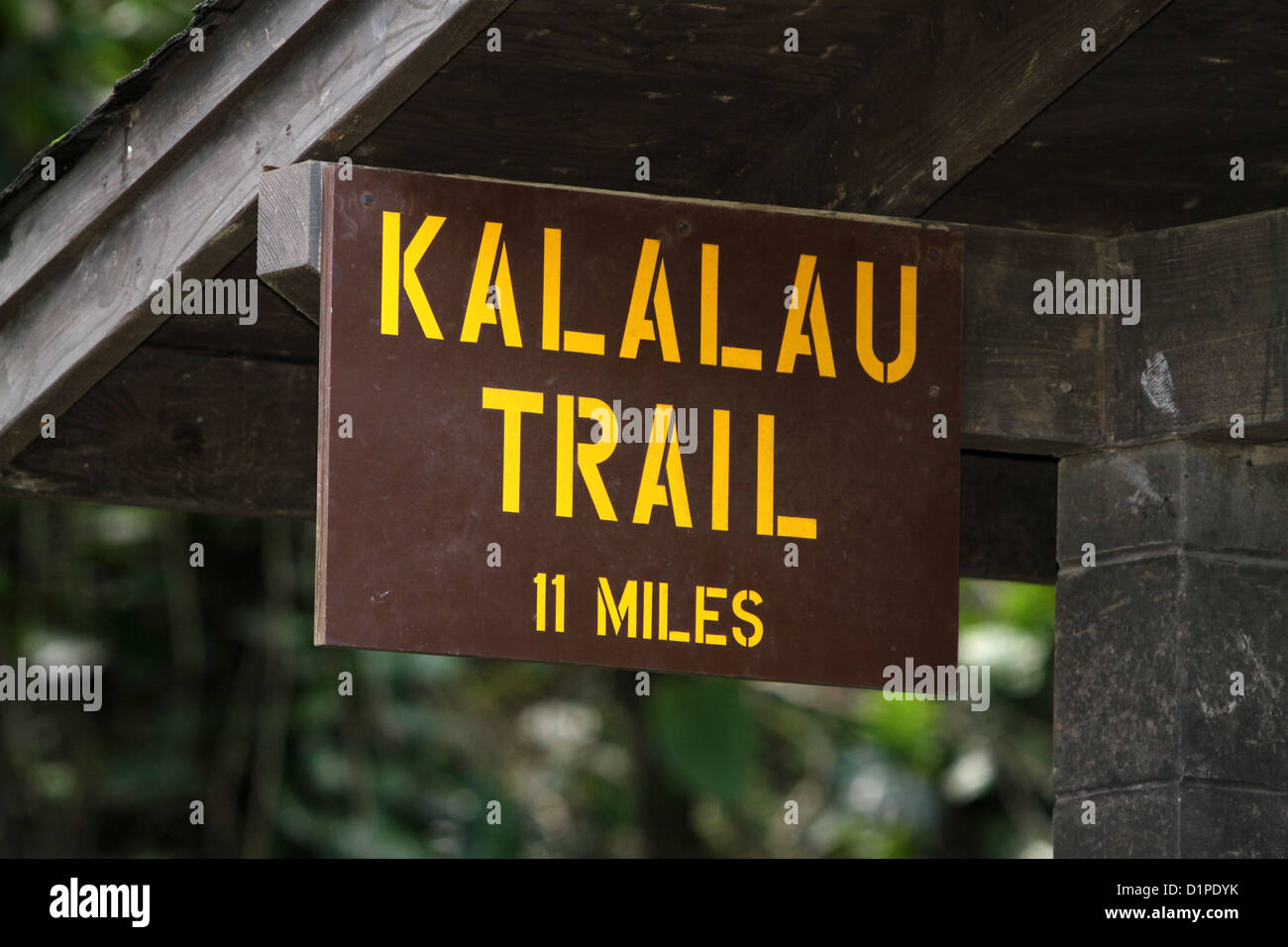 Kalalau Trail segno di testa segnando un sentiero lungo la costa di Na Pali sull'isola di Kauai, Hawaii, Stati Uniti d'America. Foto Stock