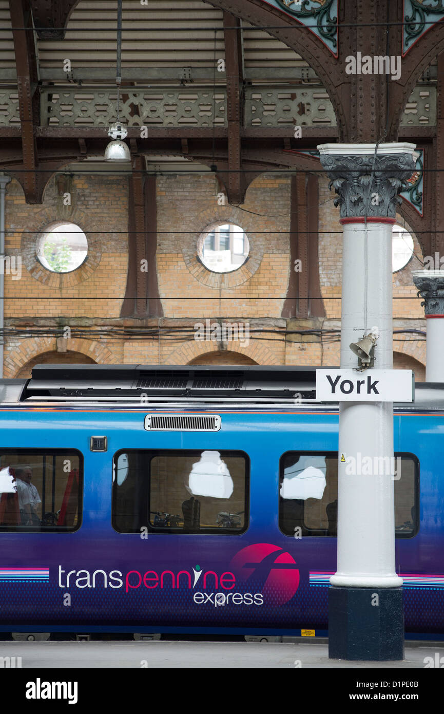 Primo Transpennine Express treno in attesa in una piattaforma presso la stazione ferroviaria di York, Inghilterra. Foto Stock