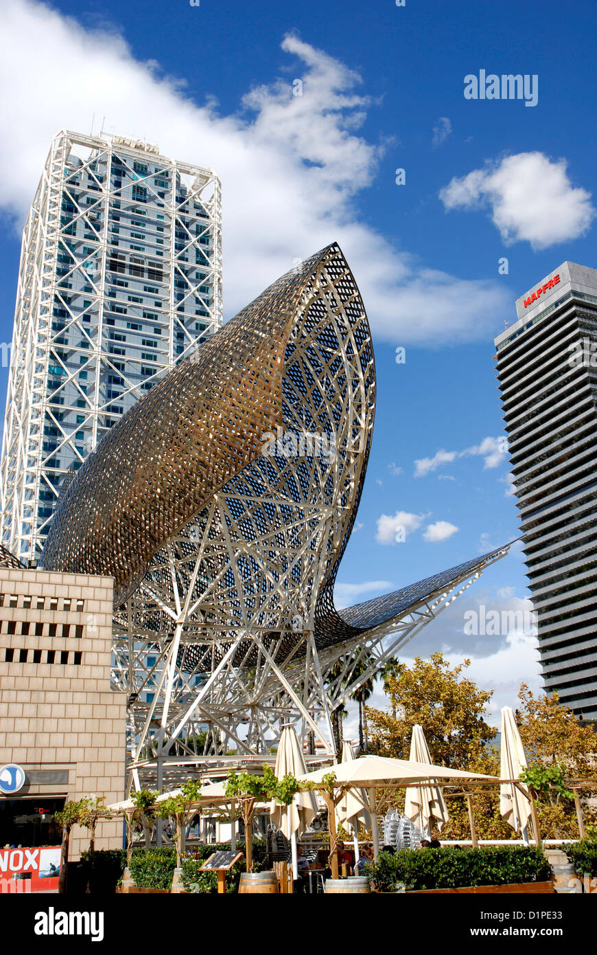 Il Pesce Dorato scultura dell'architetto Frank O.Ghery, presso il Porto Olimpico di Barcellona. Spagna Foto Stock