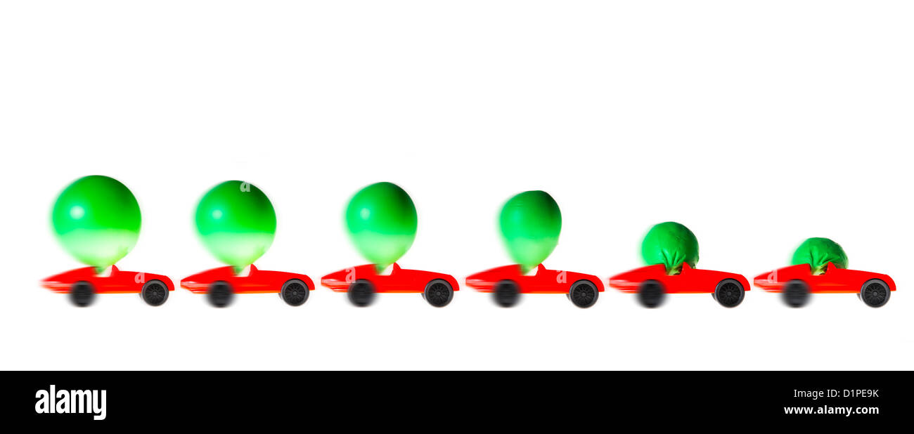 Giocattolo auto, alimentata da aria di una soffiata palloncino. L'aria effluente aziona la macchina in avanti. Immagine simbolo alternative di alimentazione. Foto Stock