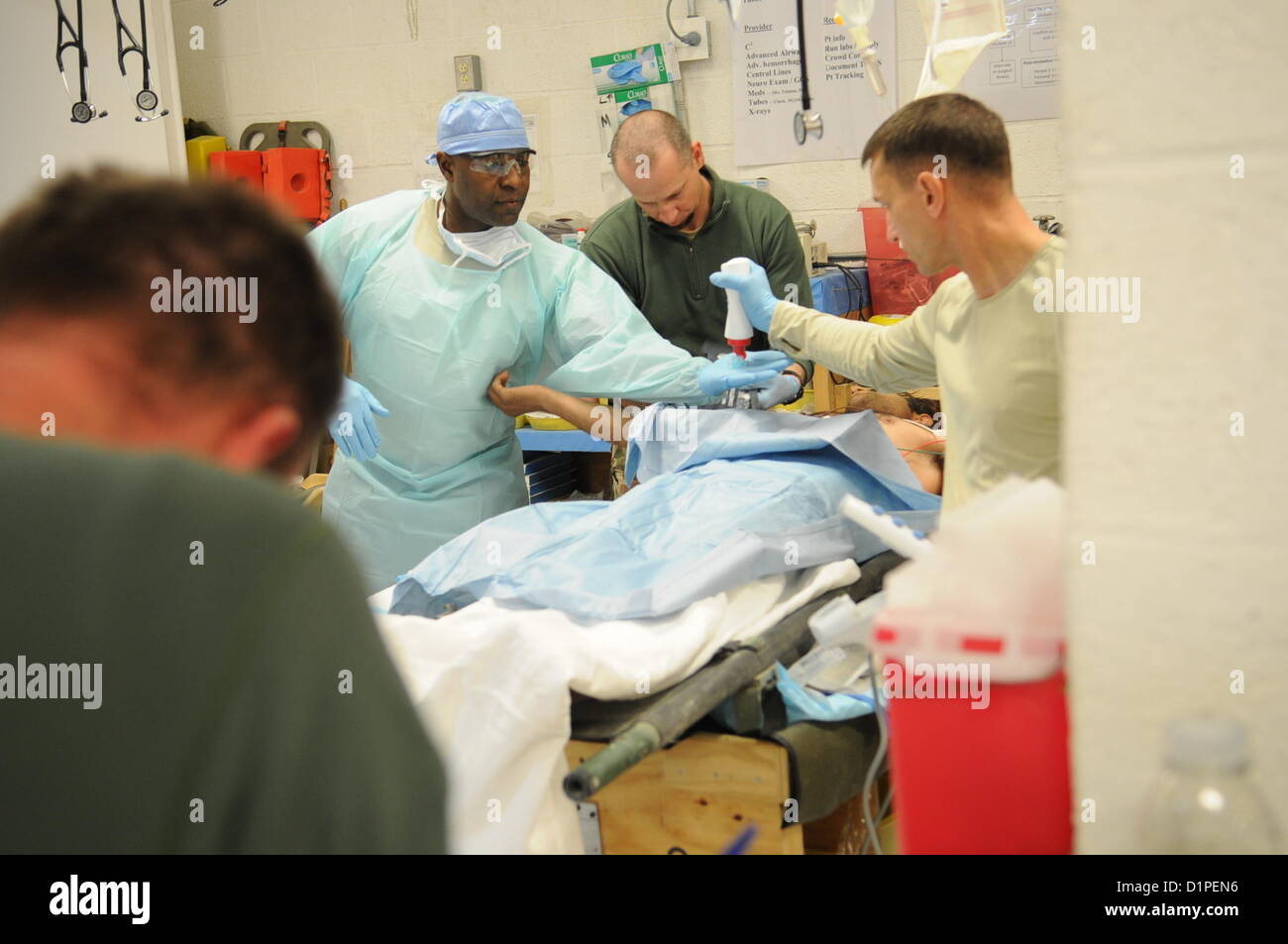 Stati Uniti Navy Chief Hospital Corpsman, Joshua Ives, destra, chief petty officer per PRT (Provincial Reconstruction Team) Farah aiuti di base station, spreme il gel in mano di U.S. Esercito il Mag. Cleve Silvestro, 541st in avanti il team chirurgico (Airborne) commander, in preparazione per una ecografia su un ferito poliziotto afghano sul portachiavi Farah, Dic 31. Quattro membri della polizia nazionale afgana (ANP) coinvolti in un sciopero IED sono stati trattati da PRT Farah il personale medico, la 541st in avanti il team chirurgico (Airborne) e forza di coalizione i medici presso il FOB Farah stazione di aiuto. PRT Farah ha la missione di treno, Foto Stock