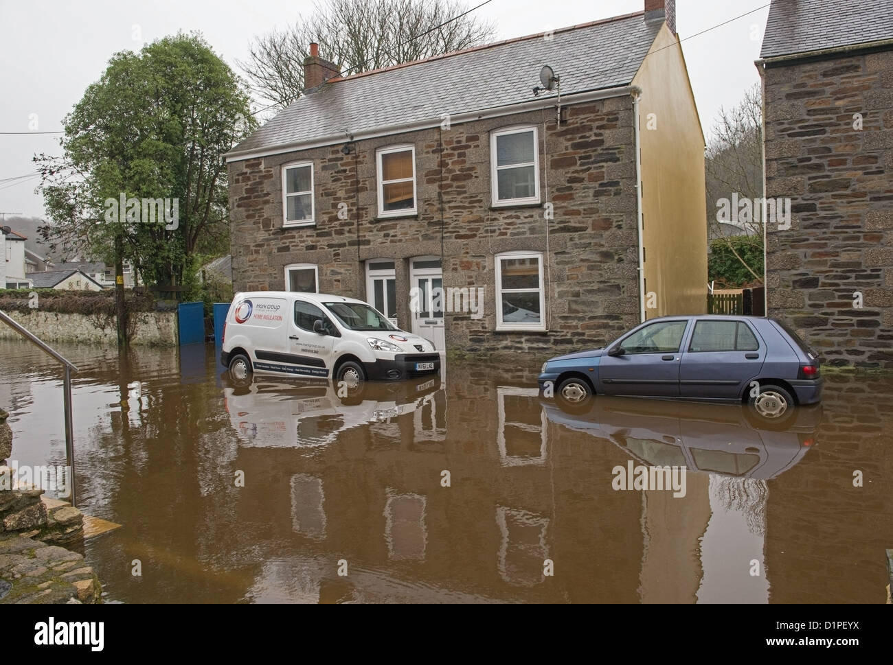 Le auto e le case colpite da alluvioni in St Johns area di Helston Foto Stock