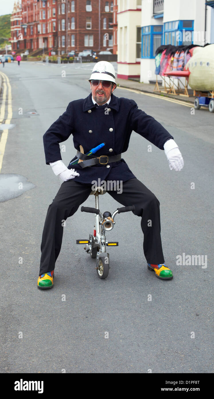 Poliziotto su molto piccolo bike in Isola di Man Foto Stock