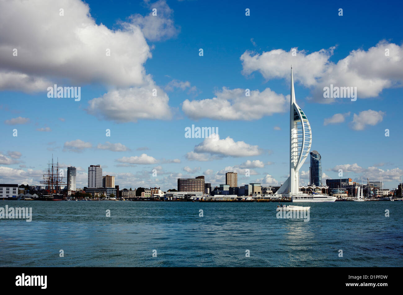 Piccolo yacht con enorme spinnaker, il porto di Portsmouth Foto Stock