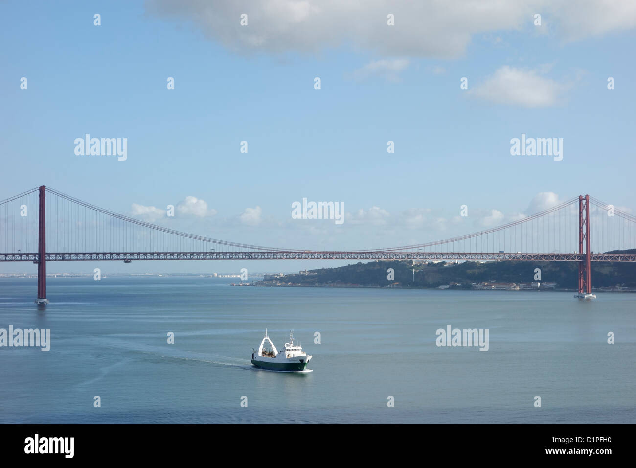 Xxv Aprile del ponte, Lisbona, Portogallo barca da pesca Foto Stock