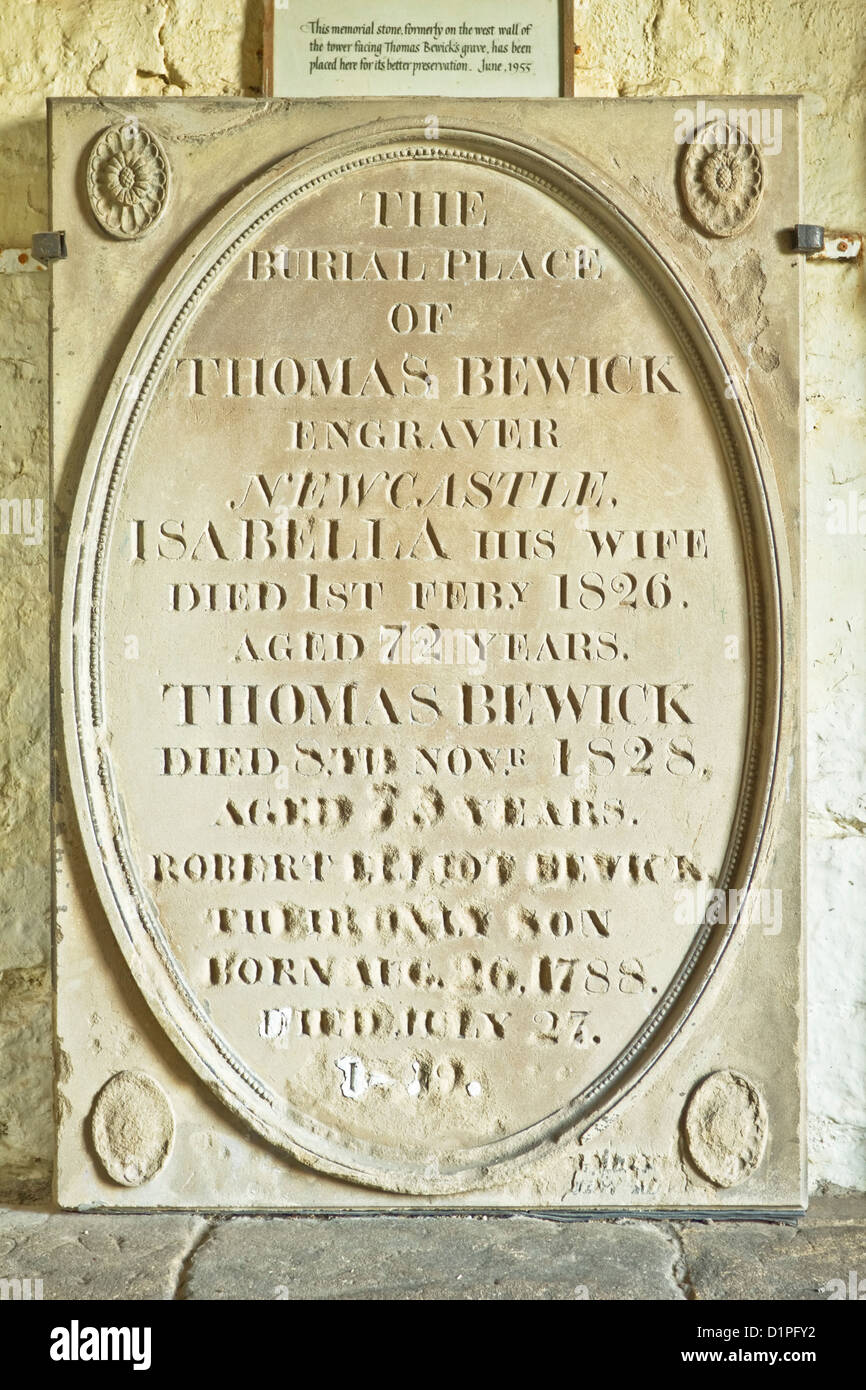 Il monumento di pietra per Thomas Bewick nel portico della Basilica di Santa Maria Vergine Chiesa Anglicana in Ovingham, Northumberland, Inghilterra Foto Stock