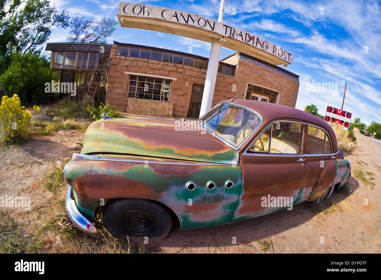 Vecchia ruggine Buick otto americano auto al di fuori del vecchio Cow Canyon Trading Post Bluff USA Utah Stati Uniti d'America Foto Stock