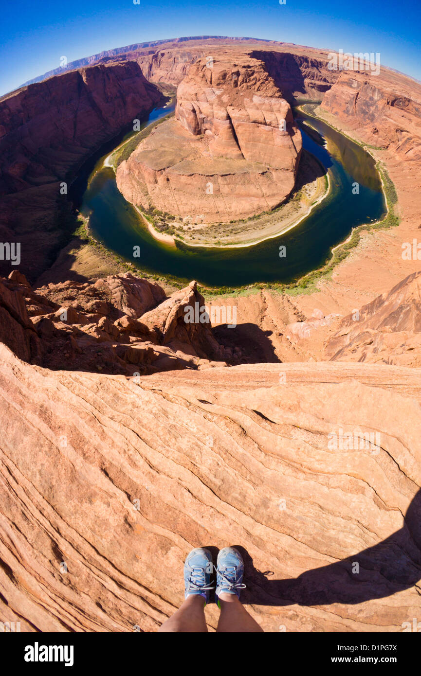 Piedi di persona si fermò sopra piegare a ferro di cavallo sul fiume Colorado in Page Arizona USA Stati Uniti d'America Foto Stock