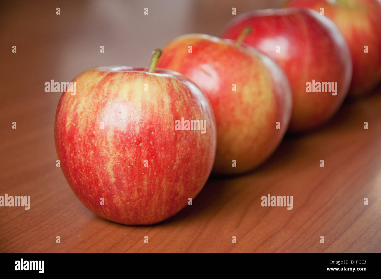 Gustose mele rosse sul tavolo; agricoltura immagine di sfondo - la produzione di alimenti biologici Foto Stock