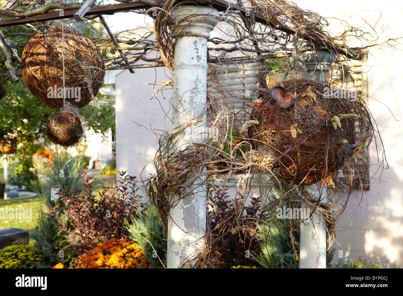 Garden trellis con decorazione di autunno Foto Stock