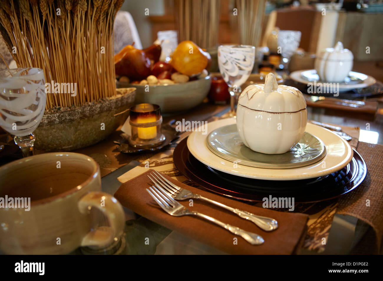 Tabella impostata per il pasto del Ringraziamento Foto Stock