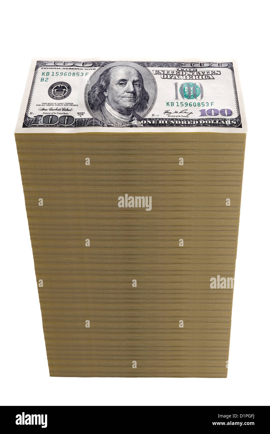Una torre di denaro di una pila di banconote da cento dollari isolato su bianco Foto Stock