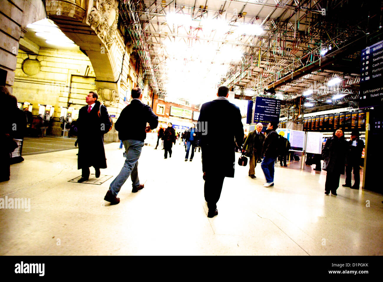 Pendolari in Stazione Waterloo di Londra REGNO UNITO Foto Stock