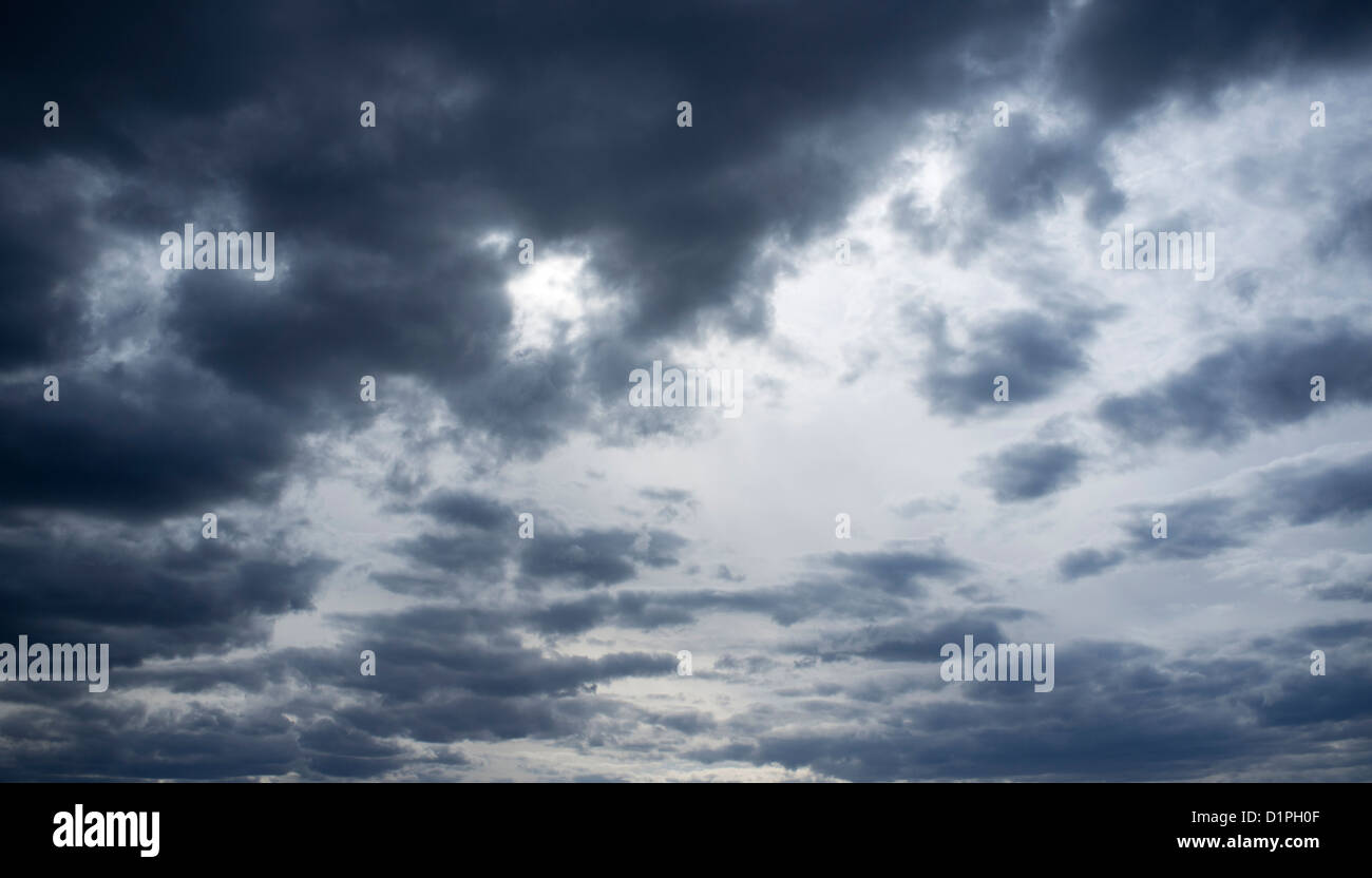 Nuvole grigio scuro a cielo , Finlandia Foto Stock