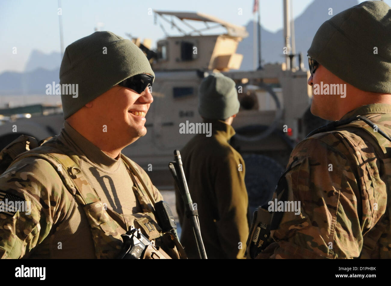 Stati Uniti Esercito Capt. Giacobbe Estrada, sinistra, sicurezza force commander per il Provincial Reconstruction Team (PRT) Farah, colloqui con Sgt. Sean Luhmann, una forza di sicurezza membro del team prima di una missione a Bala Boluk, Gen 2. PRT Farah ha la missione di treno, consigliare e assistere il governo afgano leader a livello comunale, distretto e i livelli provinciali nella provincia di Farah, Afghanistan. Il civile squadra militare è composta di membri dell'U.S. Navy, U.S. Esercito, U.S. Dipartimento di Stato degli Stati Uniti e gli Stati Uniti Agenzia per lo Sviluppo Internazionale (USAID). (U.S. Navy foto di tenente j.g. Matteo Stroup/rilasciato) Foto Stock