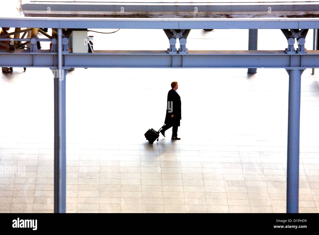 Lone viaggiatore di affari con impennarsi in caso a Londra Heathrow Terminal 5, Foto Stock