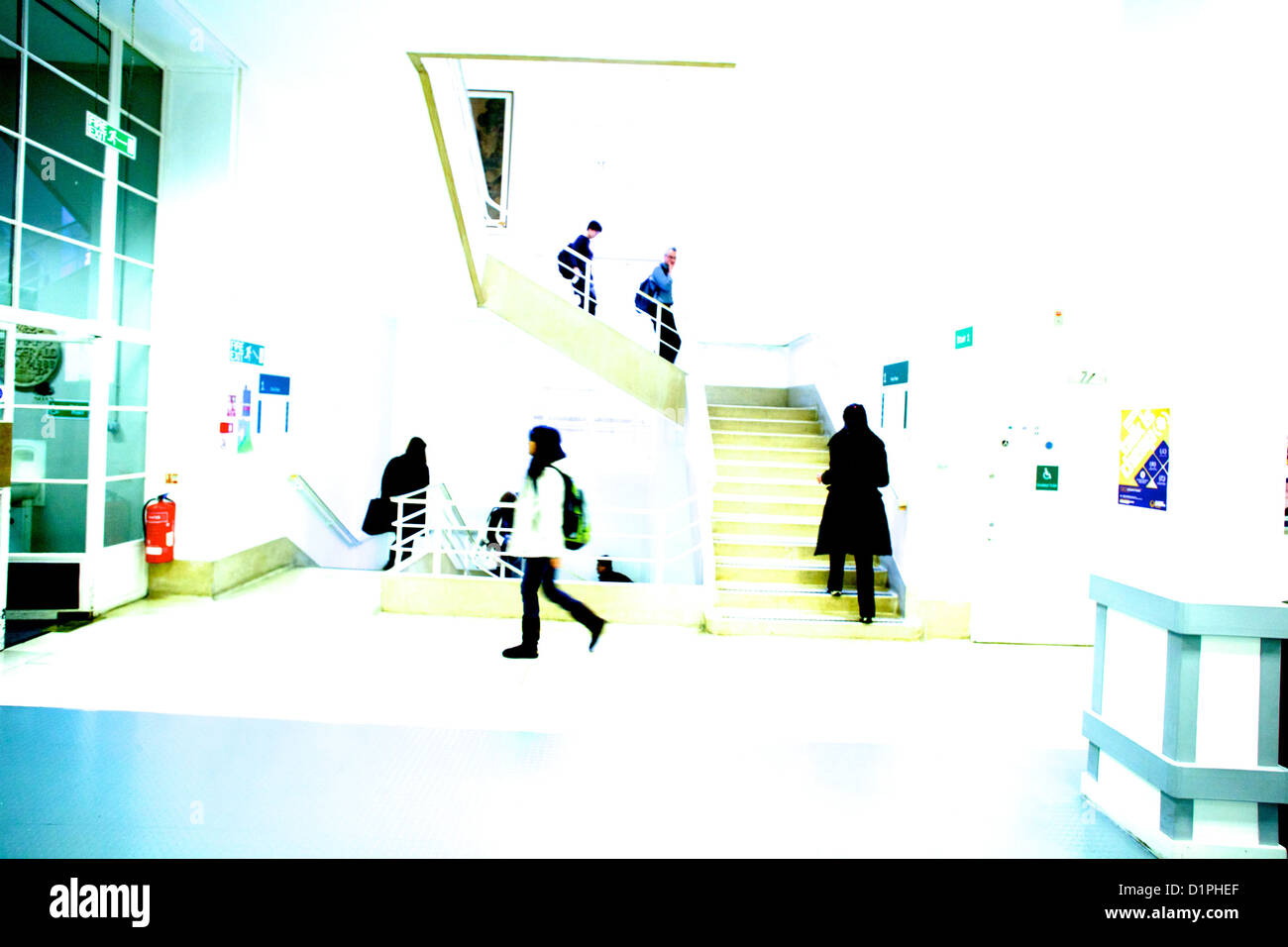 Gli studenti a camminare su e giù per le scale in SOA Foto Stock