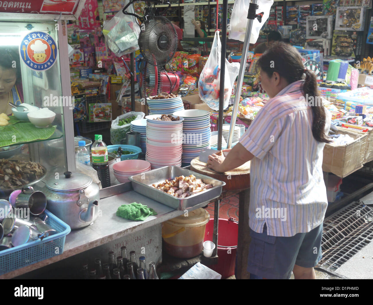 Donna di preparare alimenti street chinatown bangkok Foto Stock