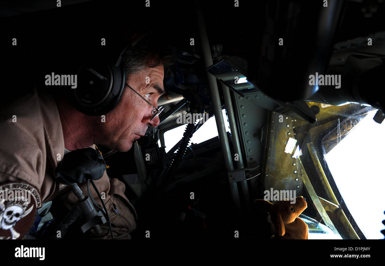 Master Chief Sgt. Robert Renn, KC-135 Stratotanker boom operatore, esegue un rifornimento di aria sull'Afghanistan, Dic 22. Durante questo volo le orecchie 340 ha raggiunto 50.000 ore di volo per l'anno 2012. Durante la missione, gli equipaggi un rifornimento di carburante B-1B Lancer Foto Stock