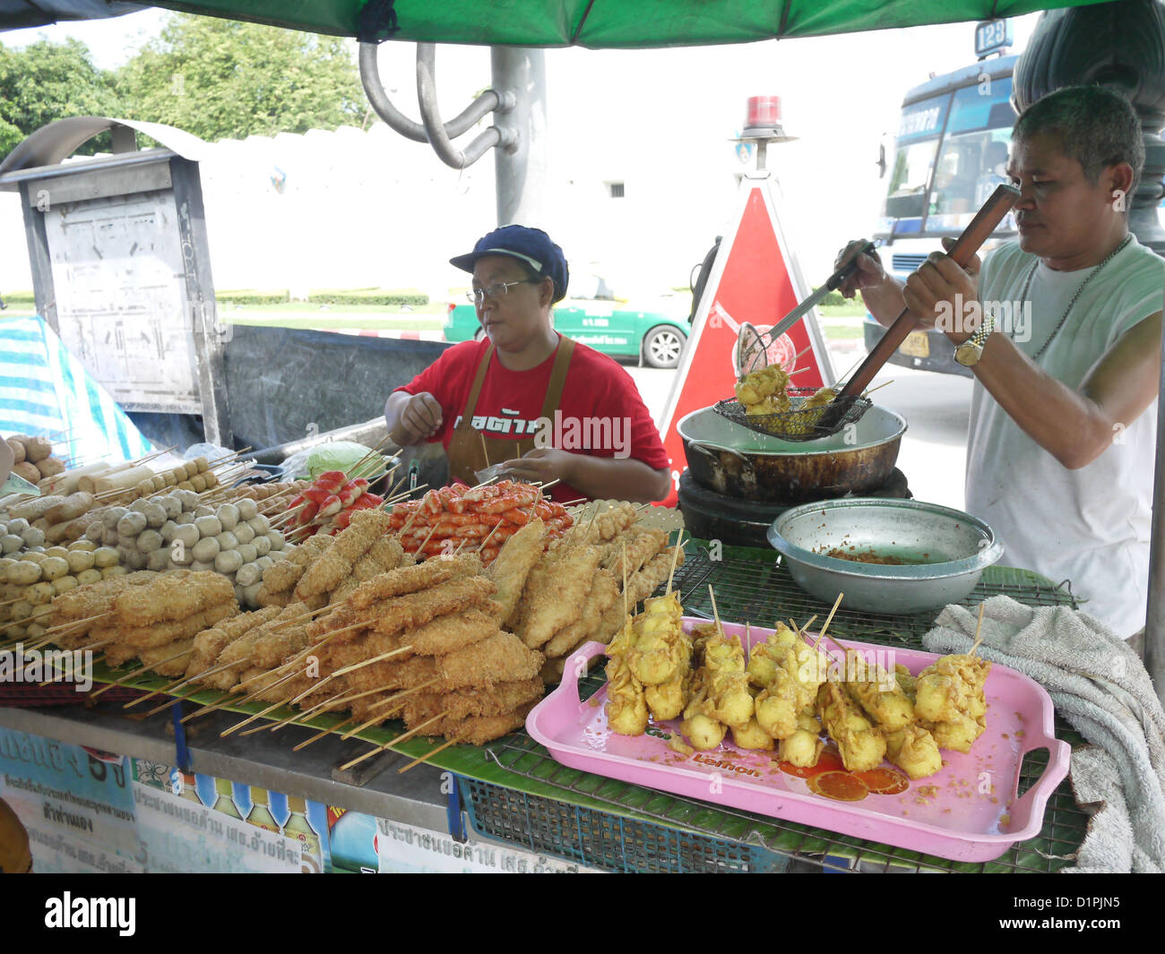 Bangkok street fornitore di alimenti fritti polpette di pesce al curry calamari Foto Stock
