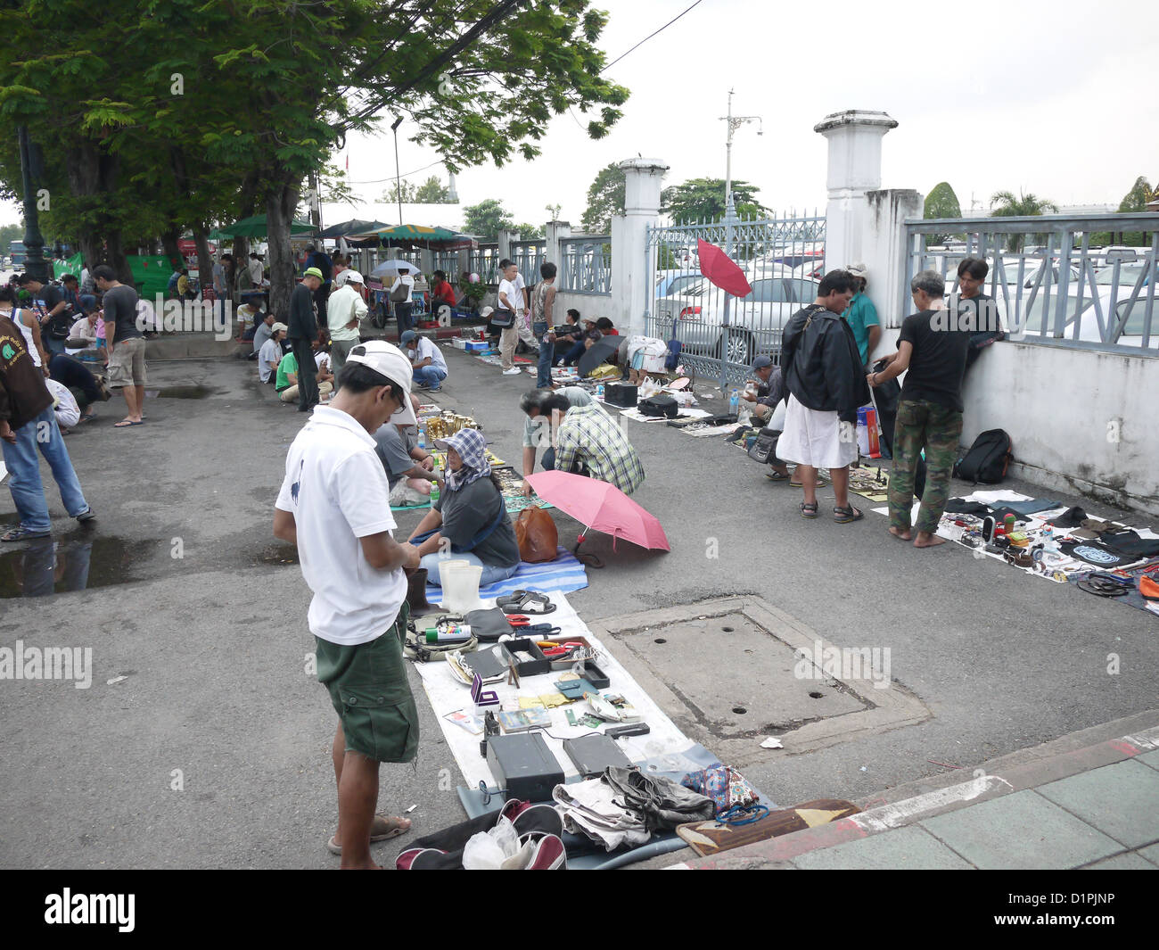 Popoli asiatici raccogliere street la vendita di oggetti di piccole dimensioni Foto Stock